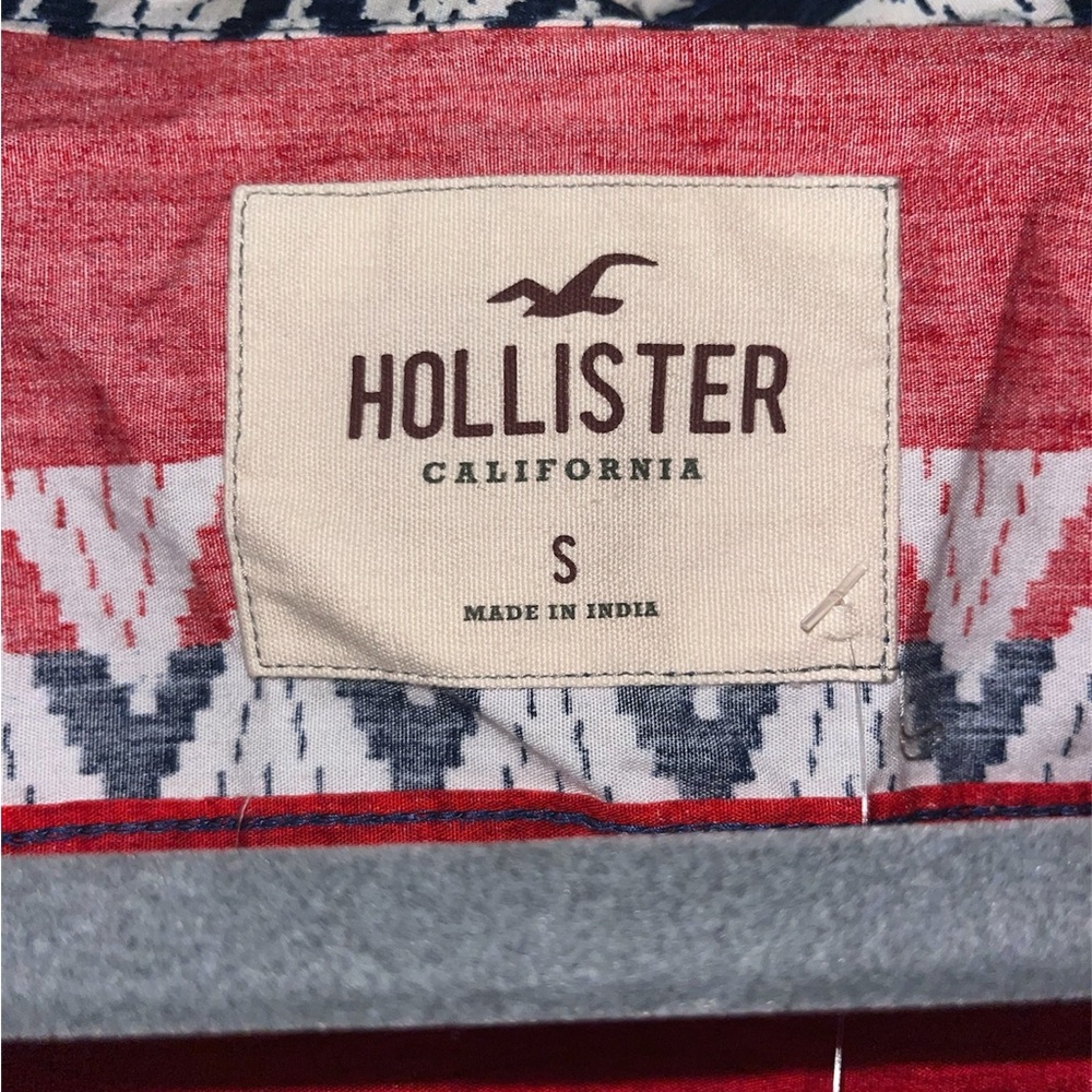 Hollister Men's Red and Navy Geometric Shirt - Picture 2 of 3